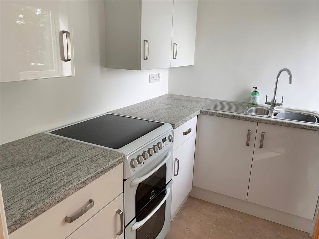 Property photo 3 of 8 Kitchen