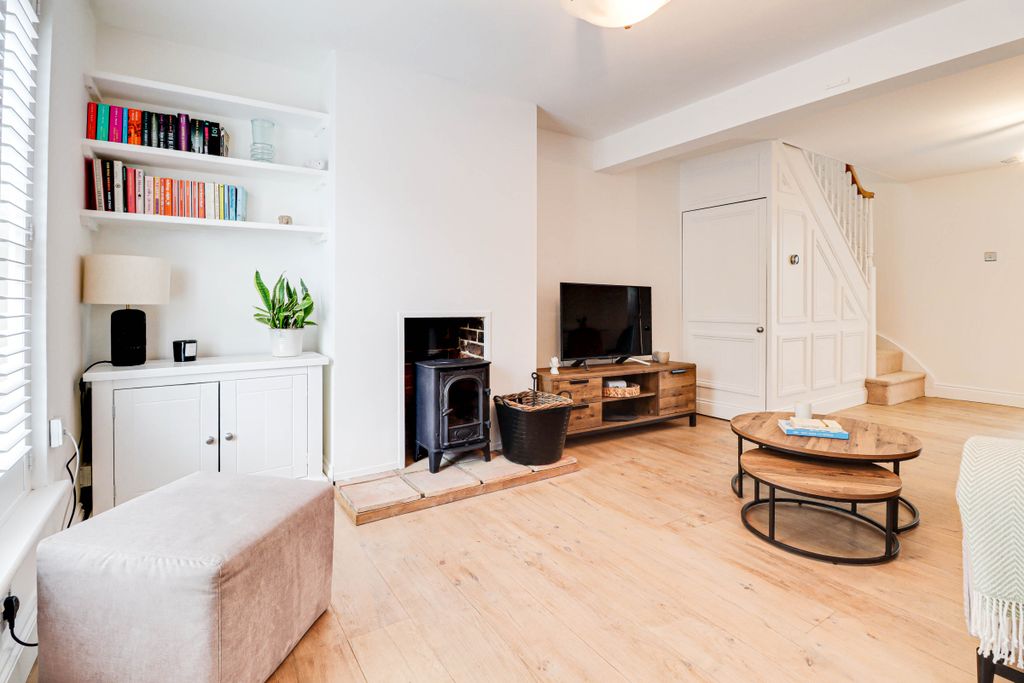 Property photo 2 of 19 Lounge