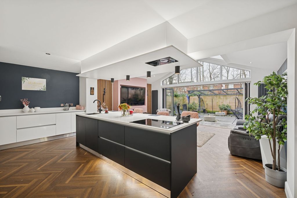 Property photo 1 of 38 Open Plan Kitchen