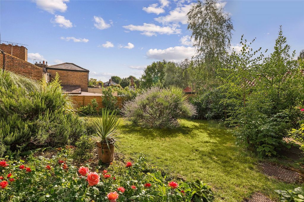 Property photo 2 of 18 Garden