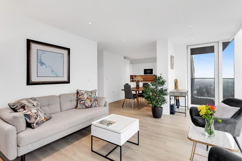 Property photo 3 of 16 Kitchen/Reception