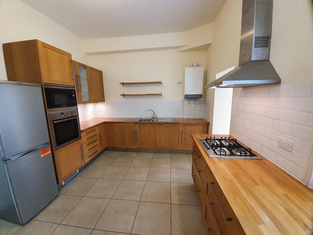 Property photo 3 of 10 Kitchen