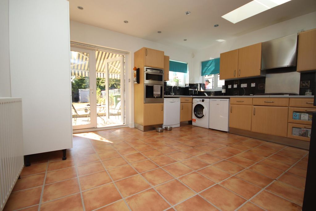 Property photo 3 of 10 Kitchen