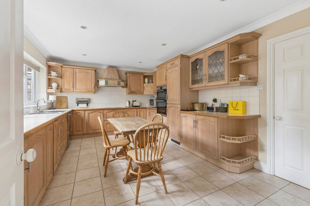 Property photo 3 of 14 Kitchen/Breakfast