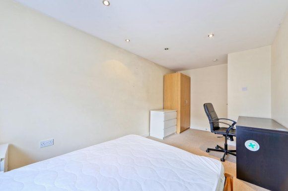 Property photo 3 of 11 52Bed2Lr.Jpg