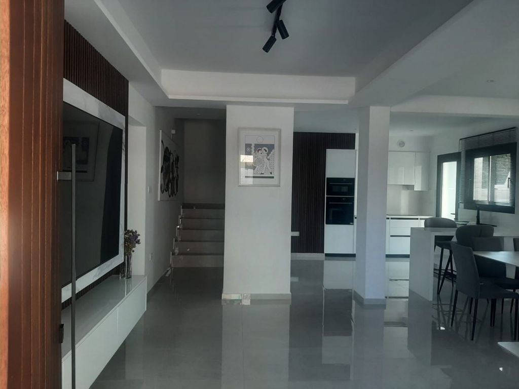 Property photo 2 of 27