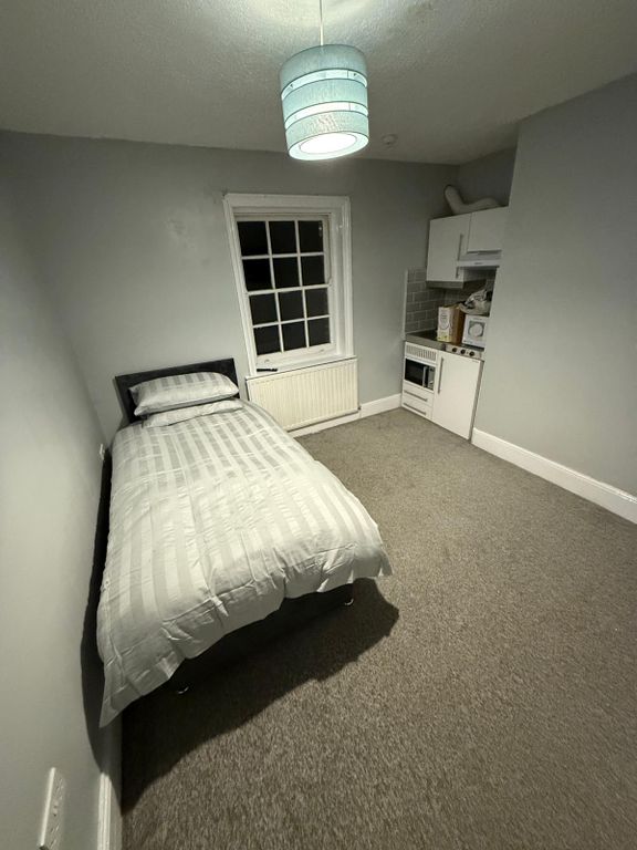 Property photo 1 of 6 Room 4