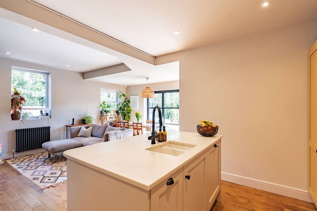 Property photo 2 of 24