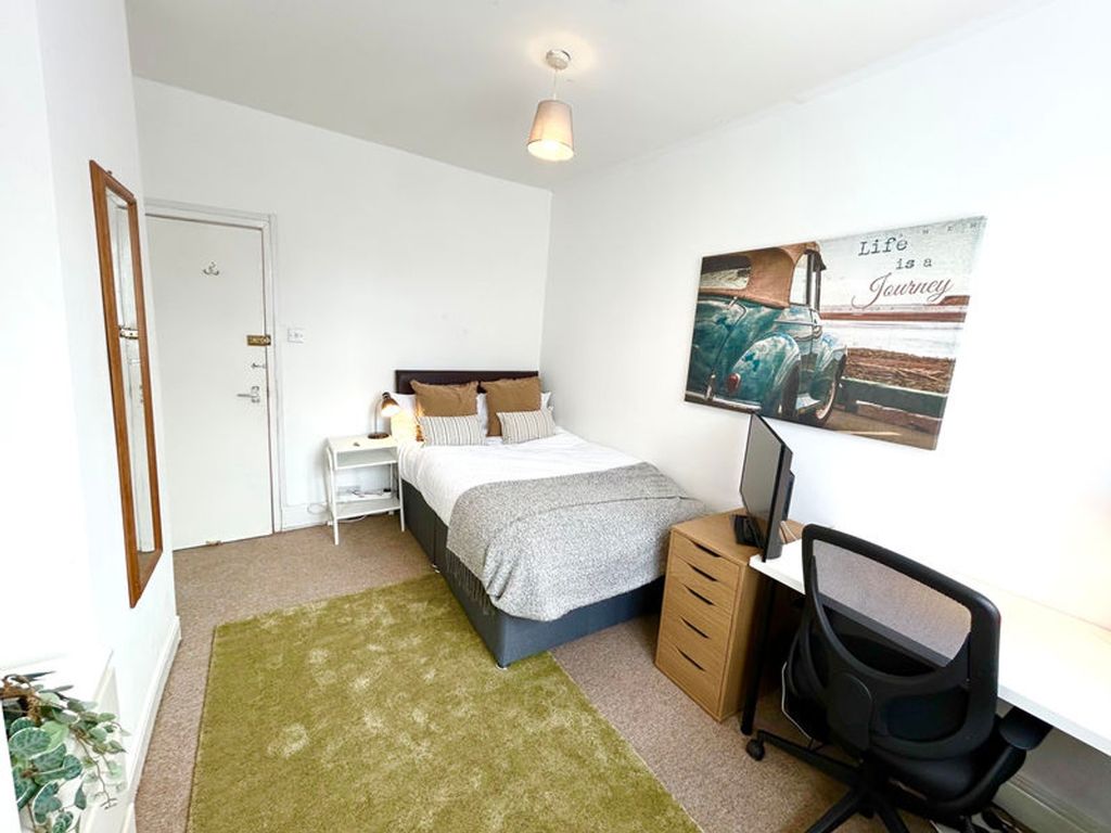 Property photo 1 of 8 This Inviting Double Bedroom Features A Comfortabl...