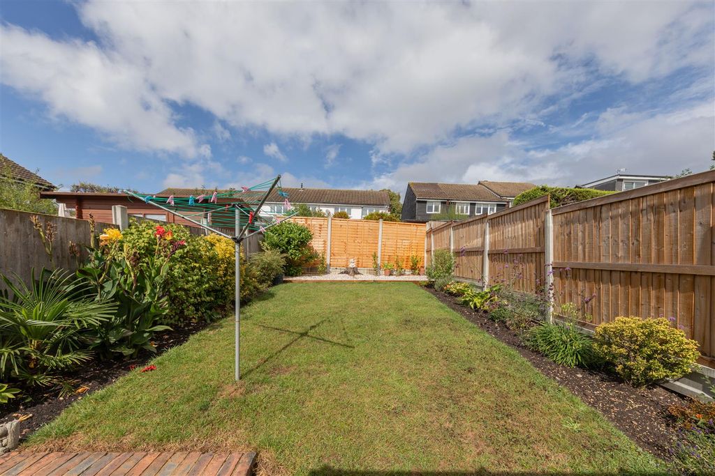 Property photo 2 of 25 Owen Gardens, Ig8