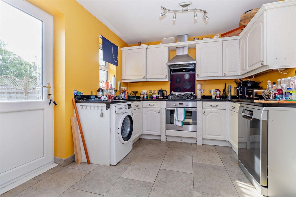 Property photo 2 of 14 8659037-Interior03-800.Jpg