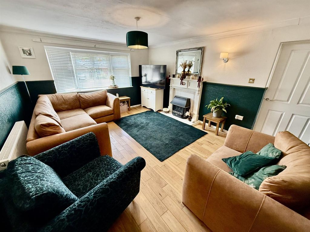 Property photo 2 of 14 Lounge