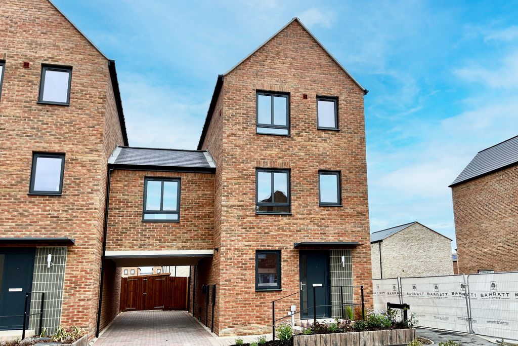 Property photo 1 of 8 Plot 275 Oakington