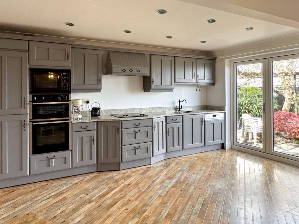 Property photo 3 of 31 Kitchen/Breakfast Room