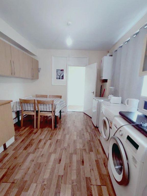 Property photo 1 of 2 Double Room Near Manor House All Bills Included