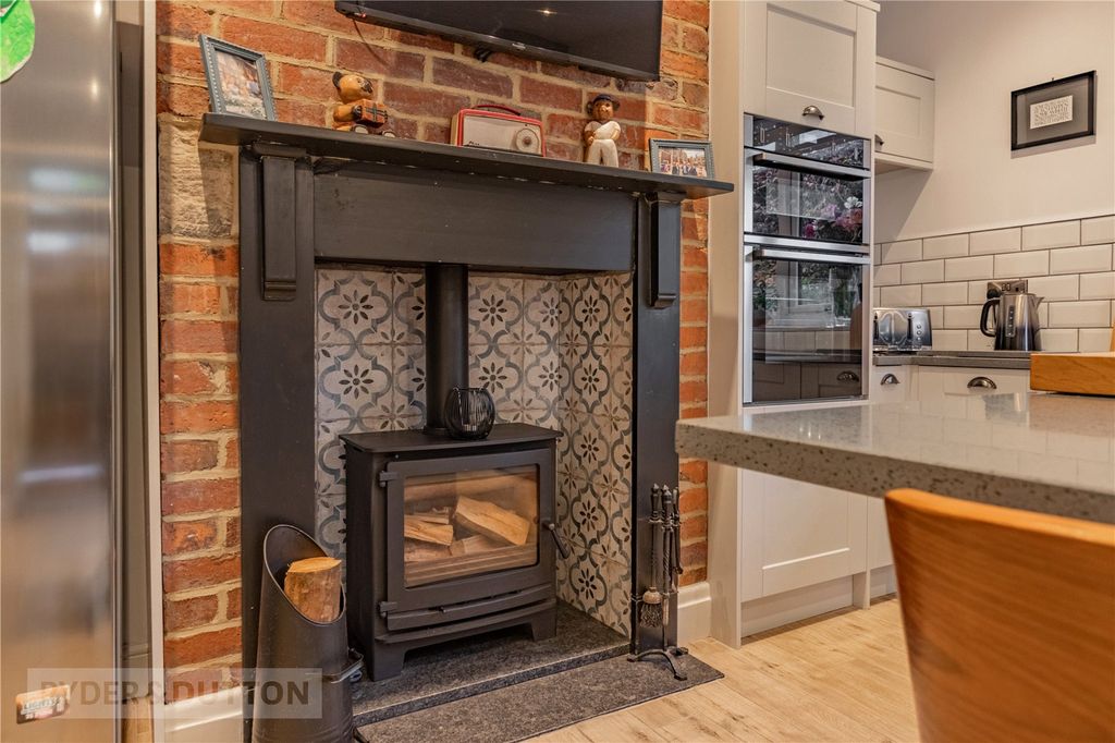 Property photo 3 of 26 Stove