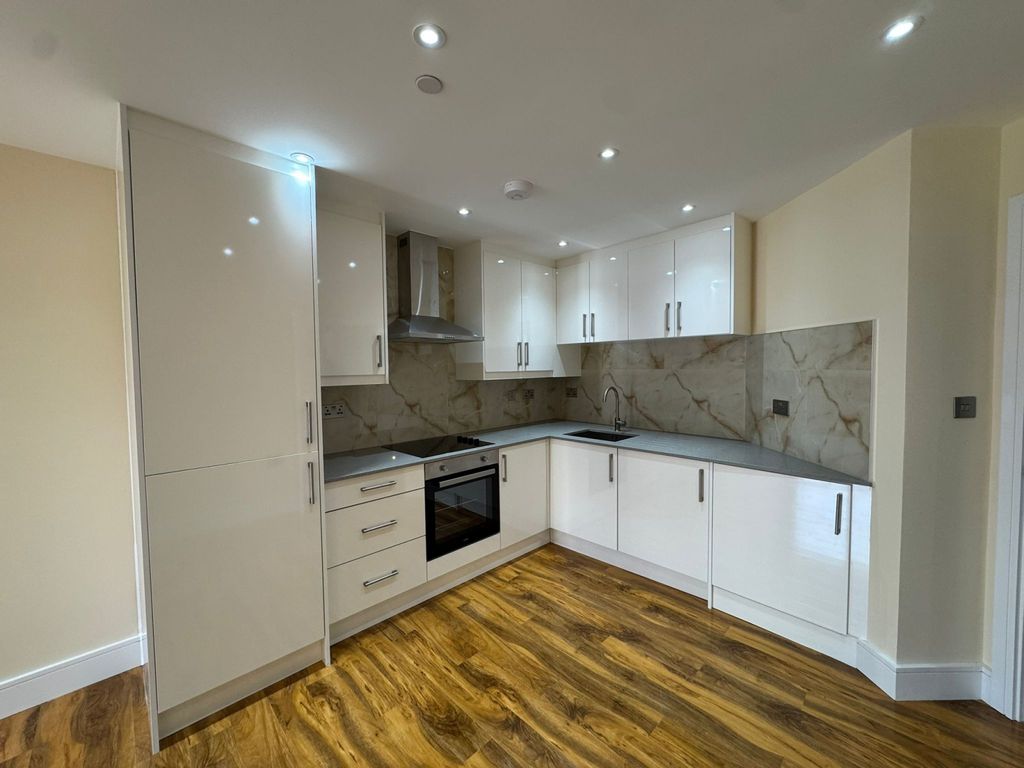 Property photo 1 of 5 2 Bed Flat To Rent Church Street, Slough Sl1