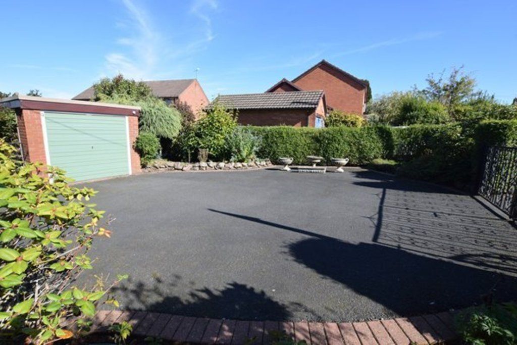 Property photo 3 of 21 Driveway &amp; Parking