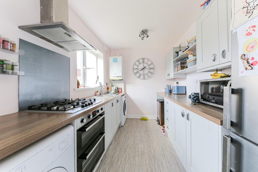 Property photo 3 of 10 Kitchen