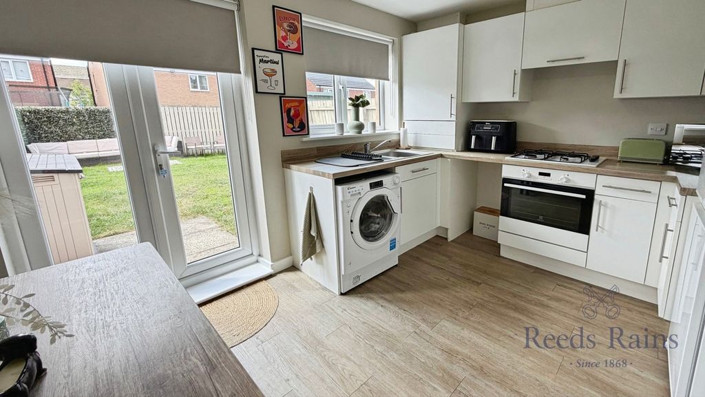 Property photo 3 of 17 Kitchen