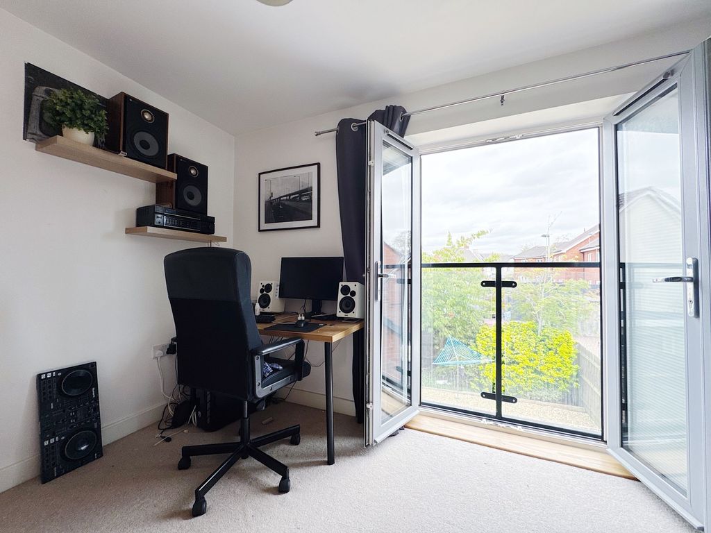 Property photo 1 of 29 Bright, Well-Presented Bedroom With A Study Corner...