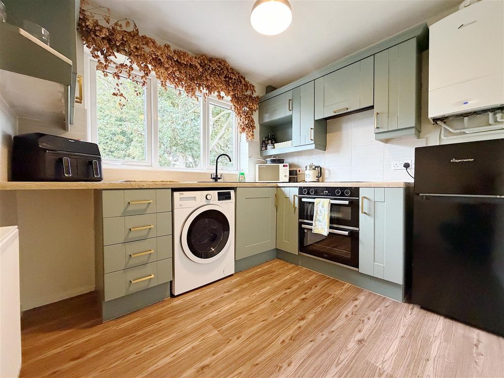 Property photo 3 of 11 Kitchen