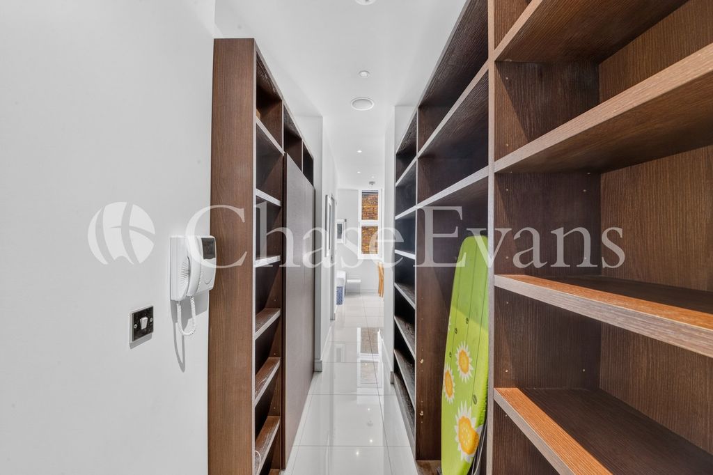 Property photo 3 of 11 Hallway