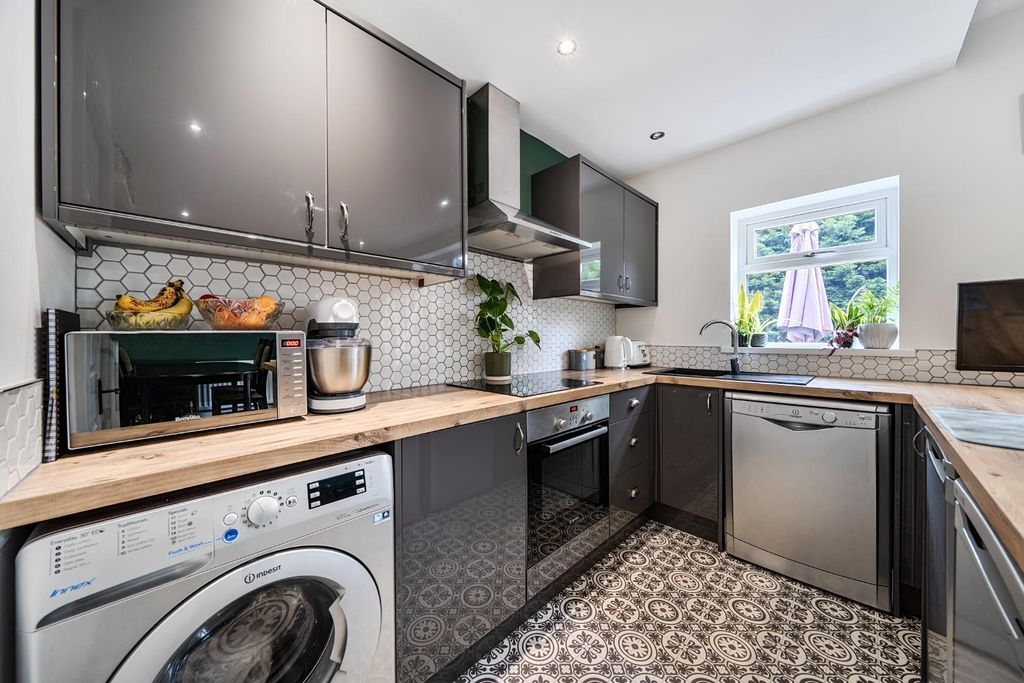 Property photo 2 of 18 1469505-11-6A1Feef334Cf0.Jpg