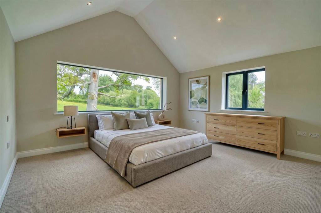 Property photo 3 of 28 Main Bedroom Virtually Staged