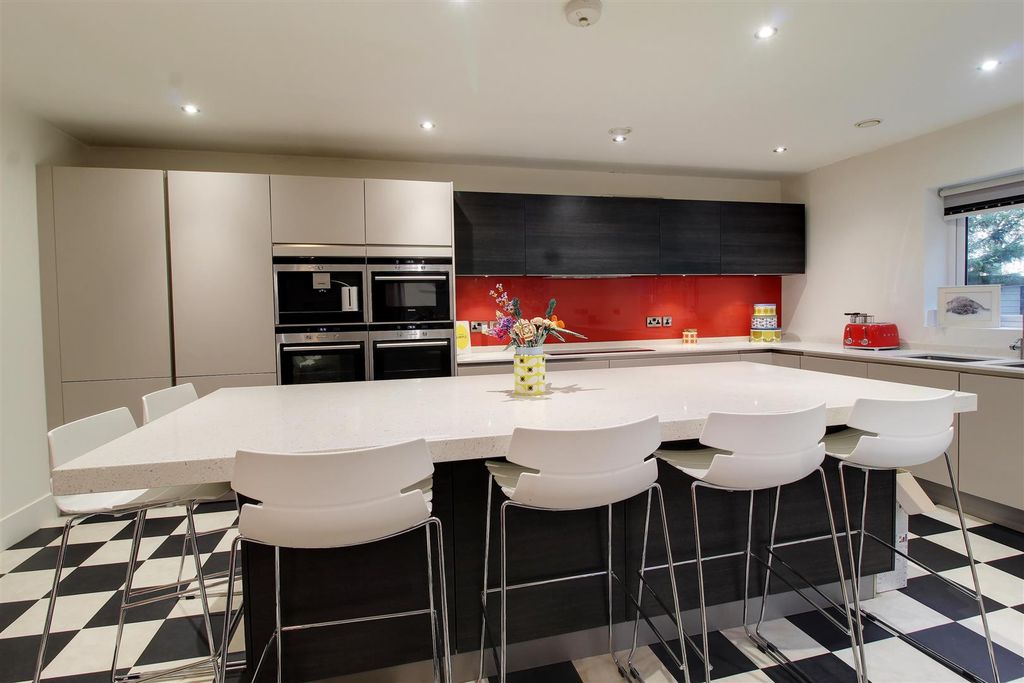 Additional image 7 of 5 bed detached house for salePeplins Way, Brookmans Park AL9