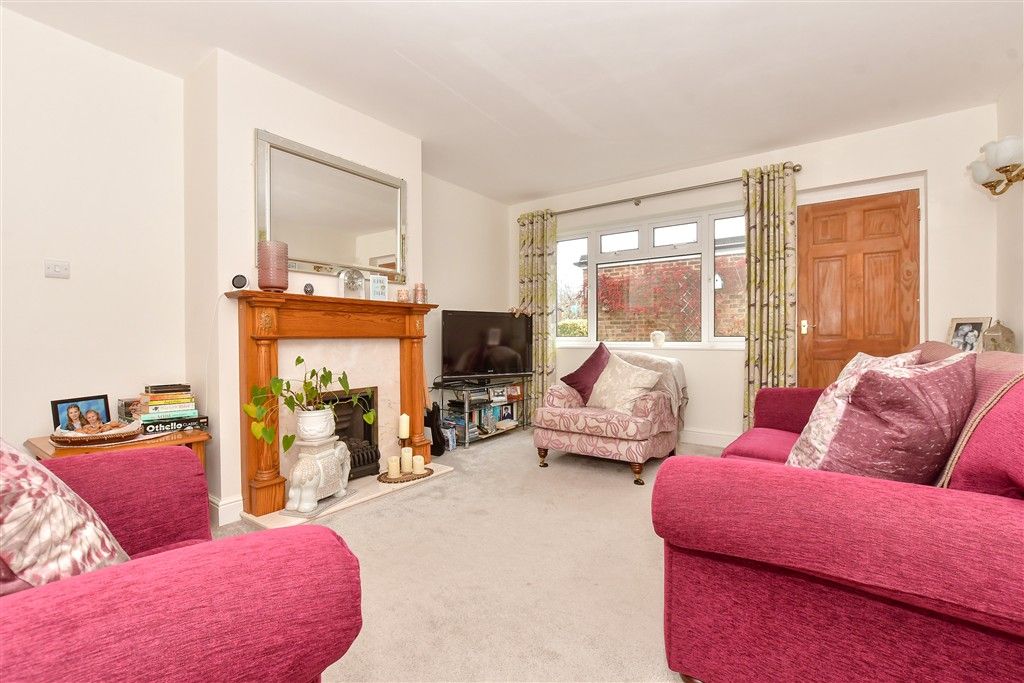 Property photo 2 of 18 Lounge