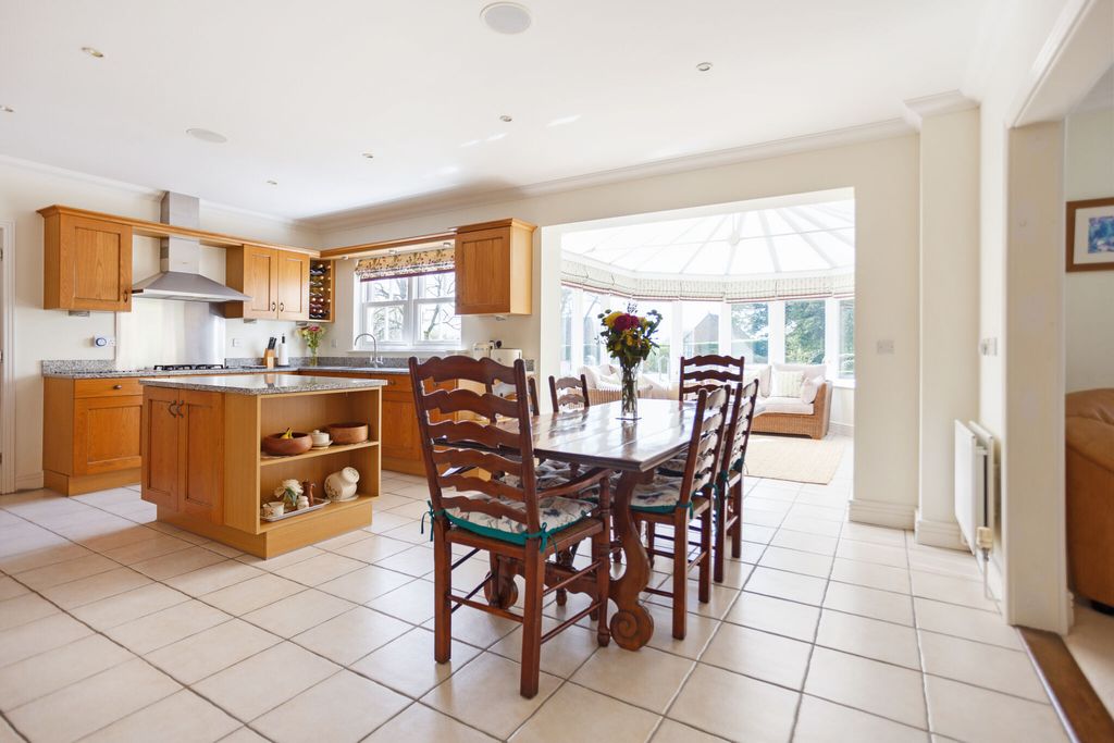 Property photo 3 of 28