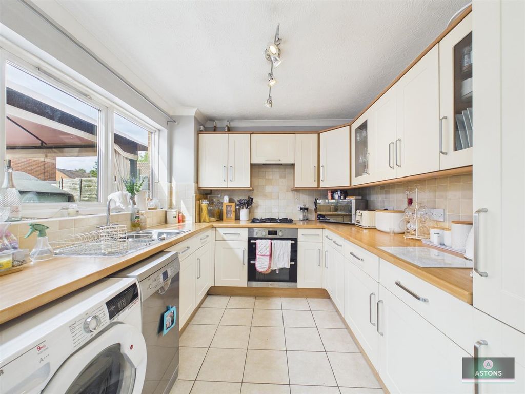 Property photo 3 of 14 Kitchen