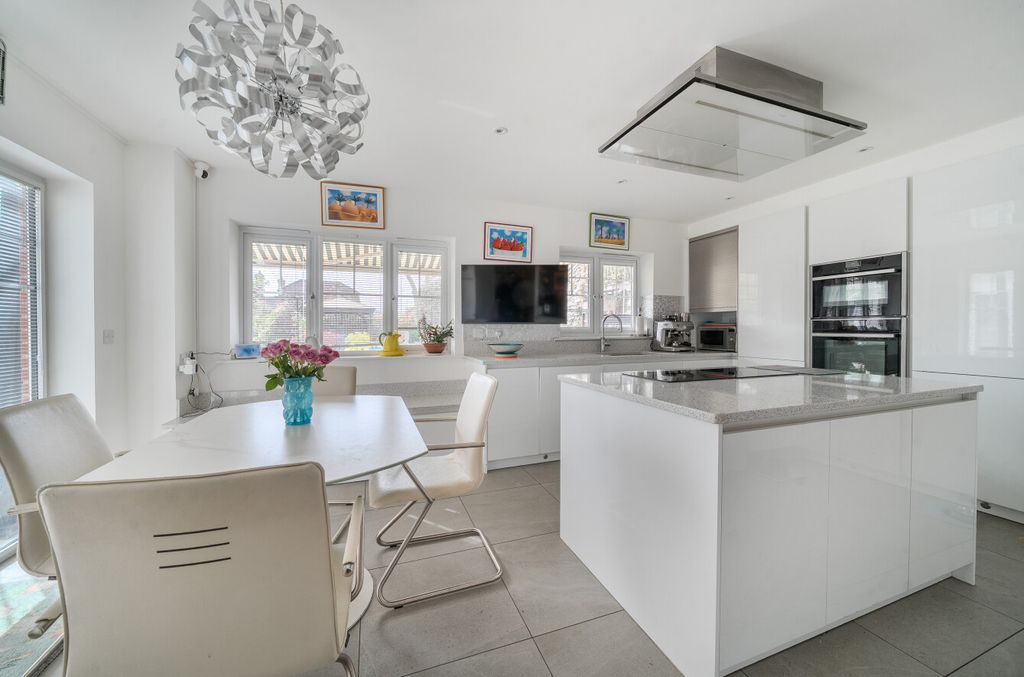 Property photo 3 of 25 1440424-29-69d92E...