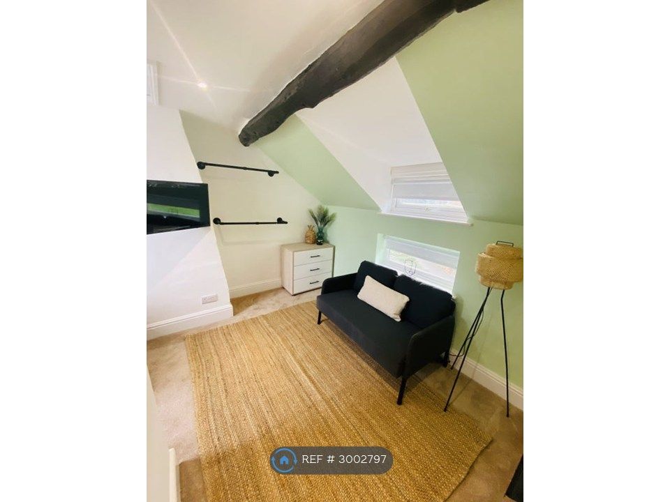Property photo 2 of 4 Room 6 - £850