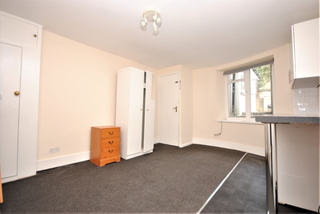 Property photo 2 of 7 Studio