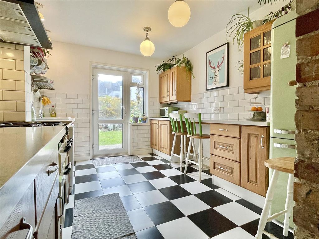 Property photo 2 of 33 Kitchen