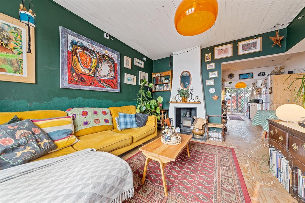 Property photo 2 of 26 Ninian-Park-Road-08.Jpg