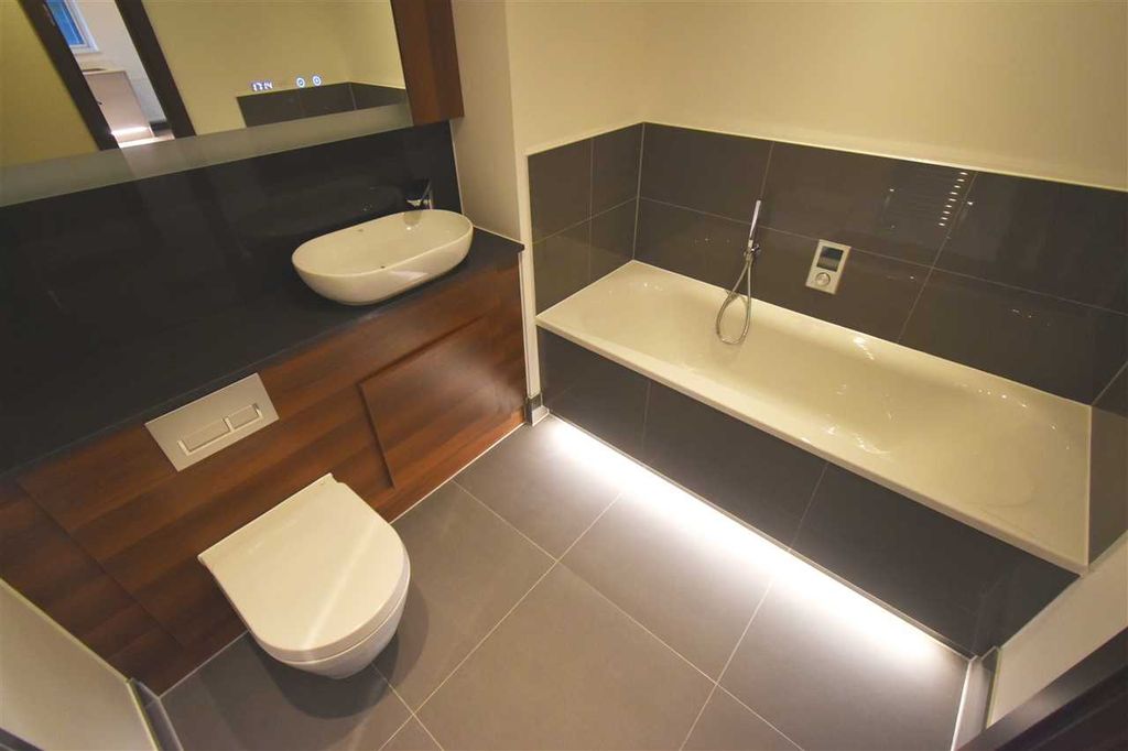 Property photo 3 of 7 Bathroom