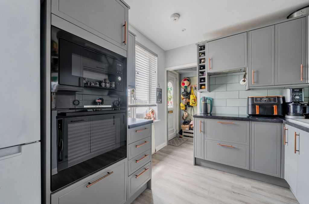 Property photo 2 of 16 1486270-18-6A44F3...