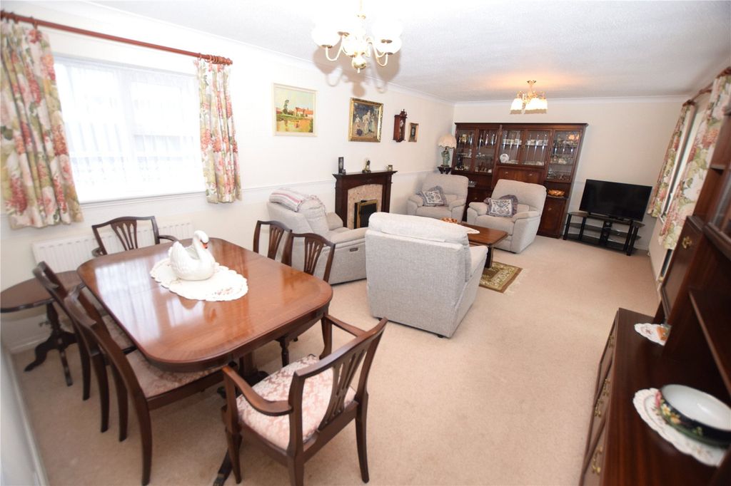 Property photo 3 of 16 Lounge/Diner