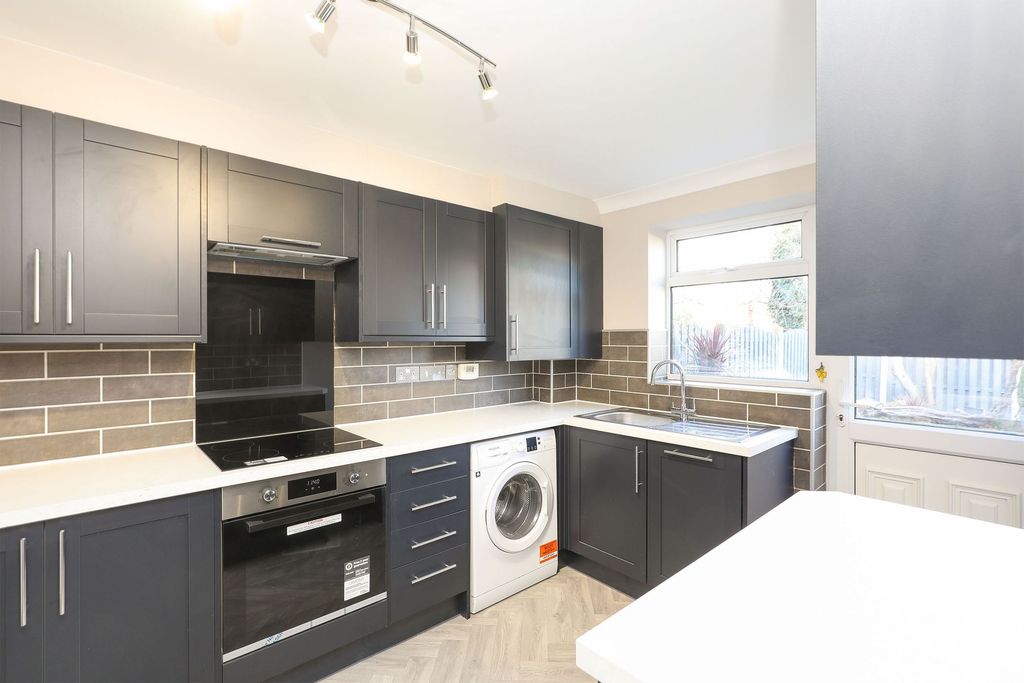 Property photo 2 of 27