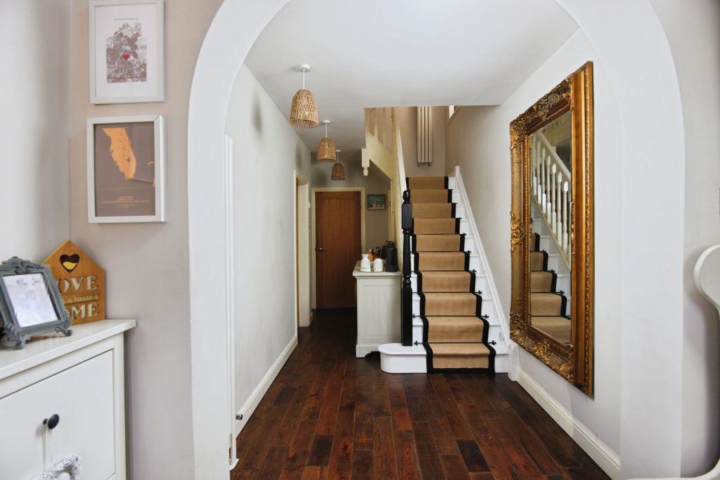 Property photo 2 of 35
