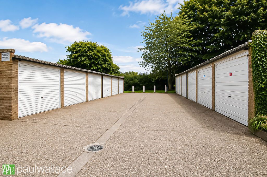 Property photo 3 of 10 Garage