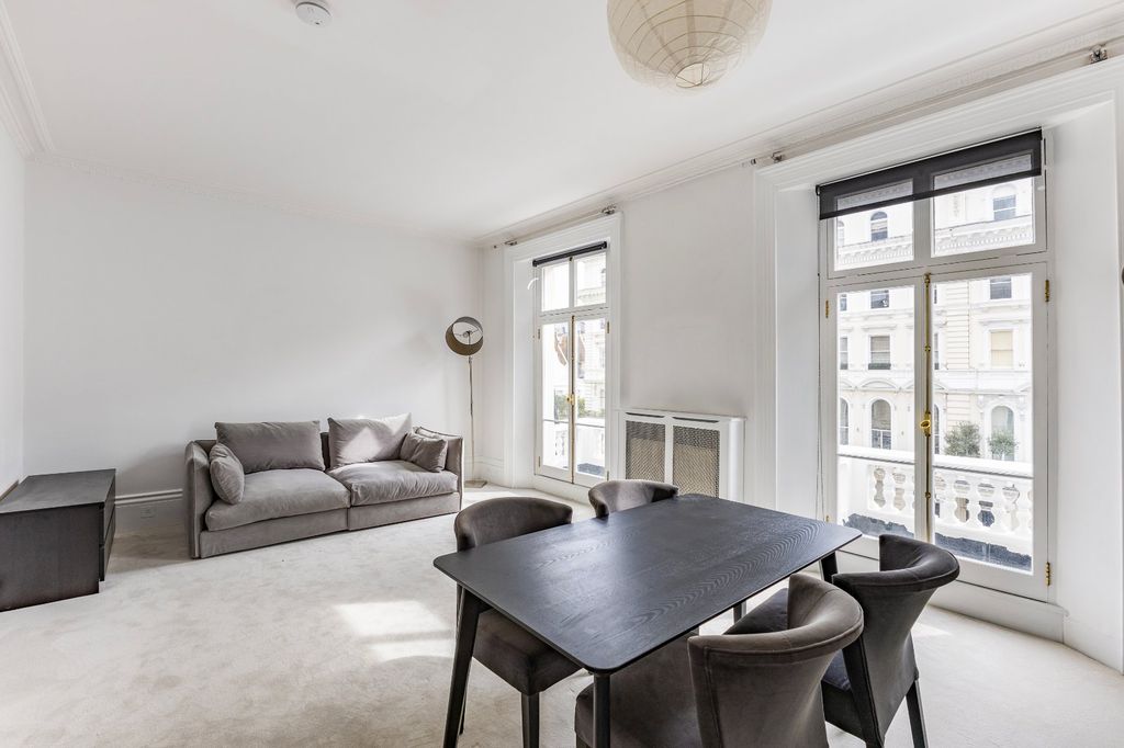 Property photo 2 of 22 Living Room