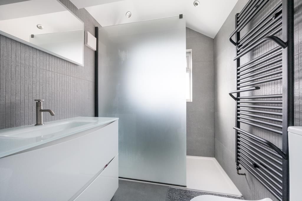 Property photo 3 of 17 Bathroom