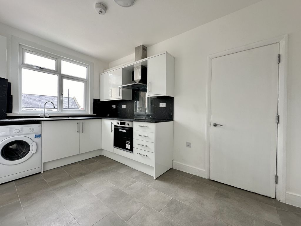 Property photo 3 of 8 Kitchen