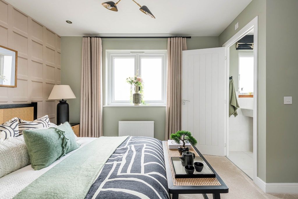 Property photo 1 of 12 Main Bedroom With Space For A Large Bed