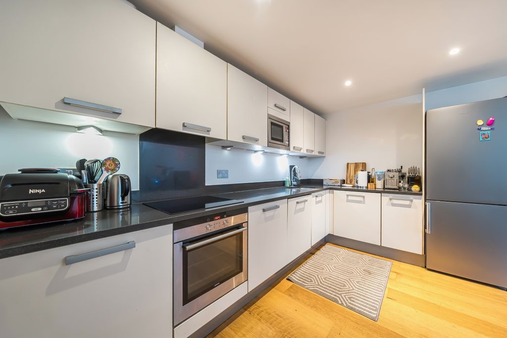 Property photo 2 of 11 1392851-12-694Aa1...