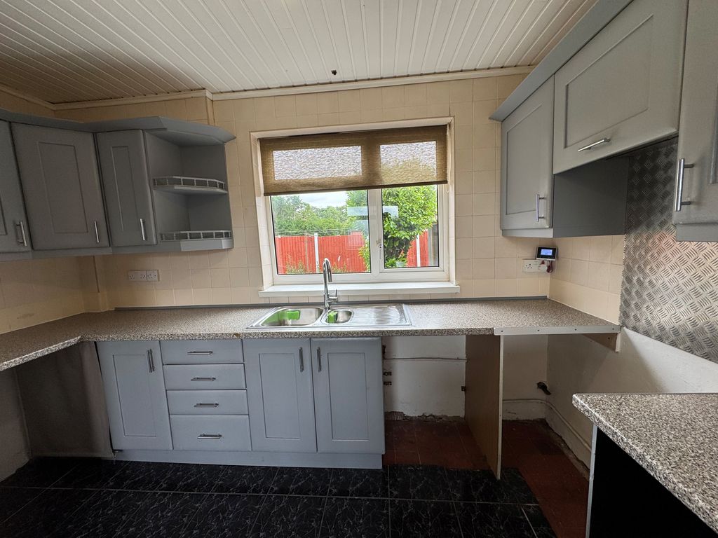 Property photo 3 of 9 Kitchen